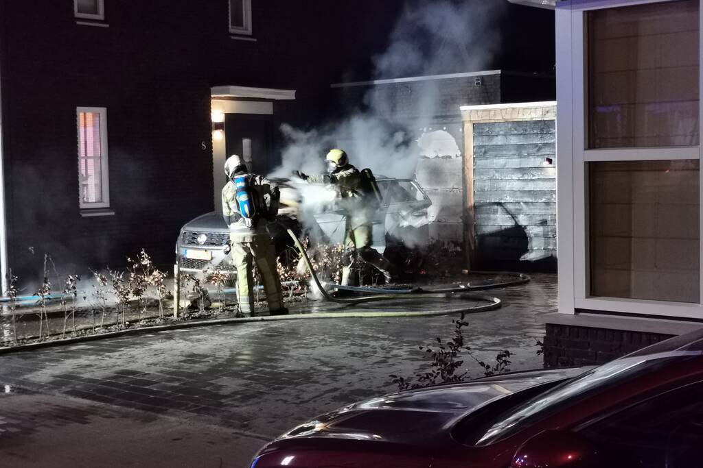 Veel schade na autobrand op oprit van woning