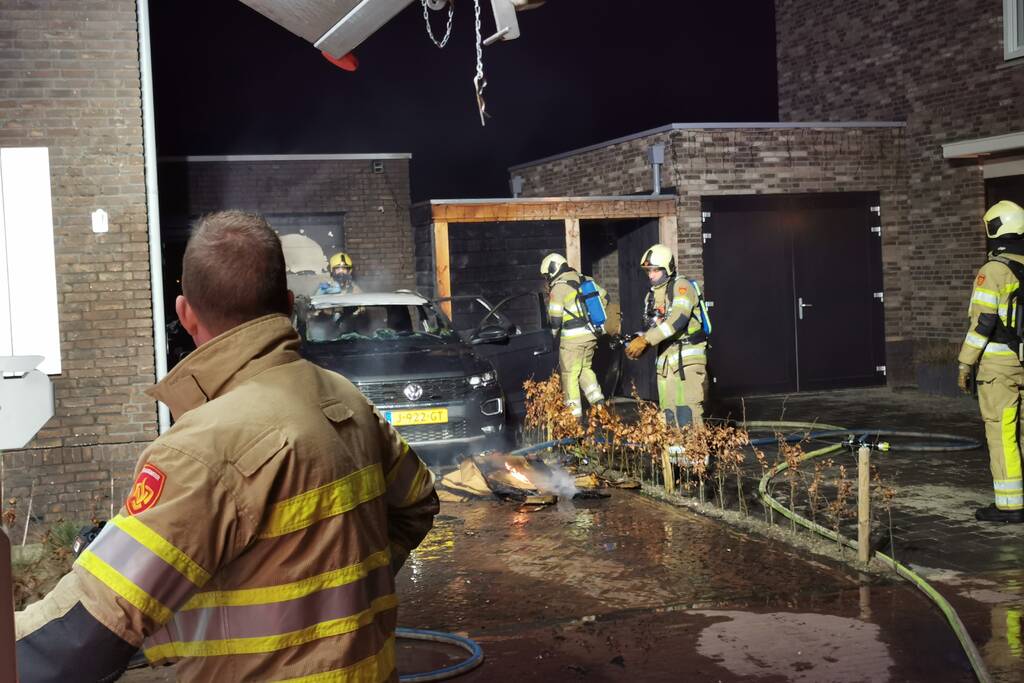 Veel schade na autobrand op oprit van woning