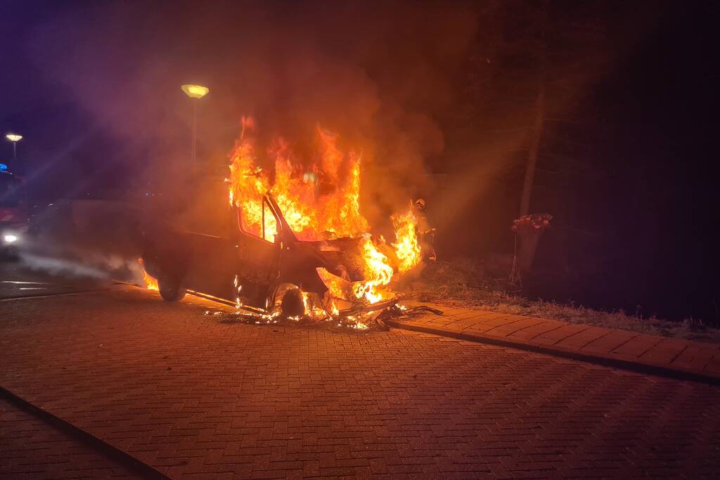 Bestelbus volledig in vlammen