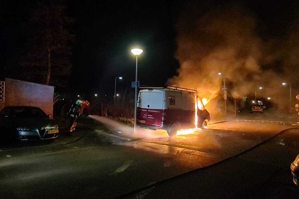 Bestelbus volledig in vlammen