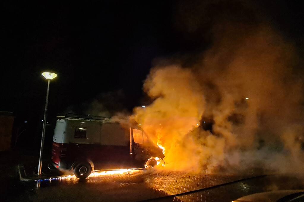 Bestelbus volledig in vlammen