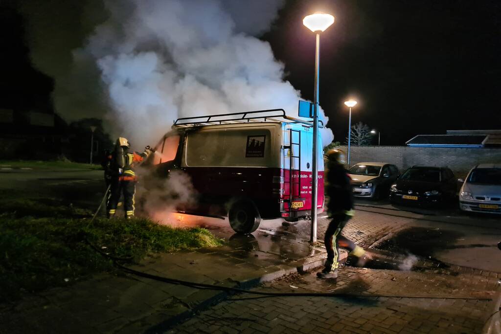 Bestelbus volledig in vlammen