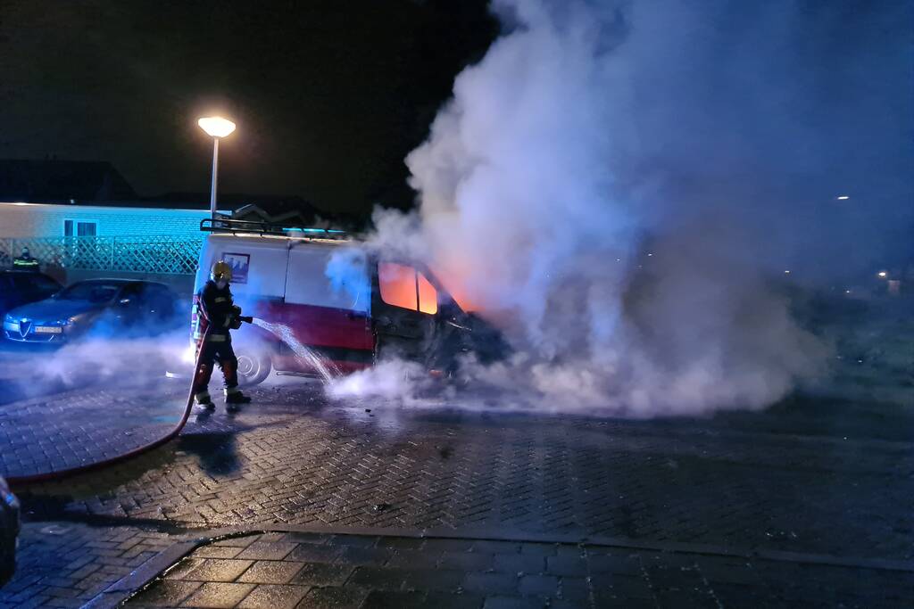 Bestelbus volledig in vlammen