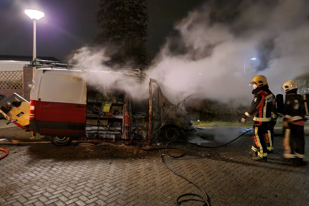 Bestelbus volledig in vlammen