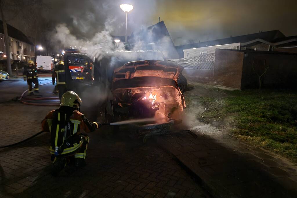 Bestelbus volledig in vlammen