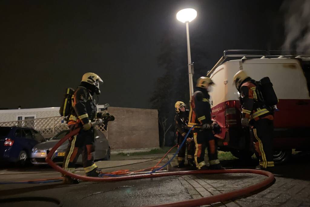 Bestelbus volledig in vlammen