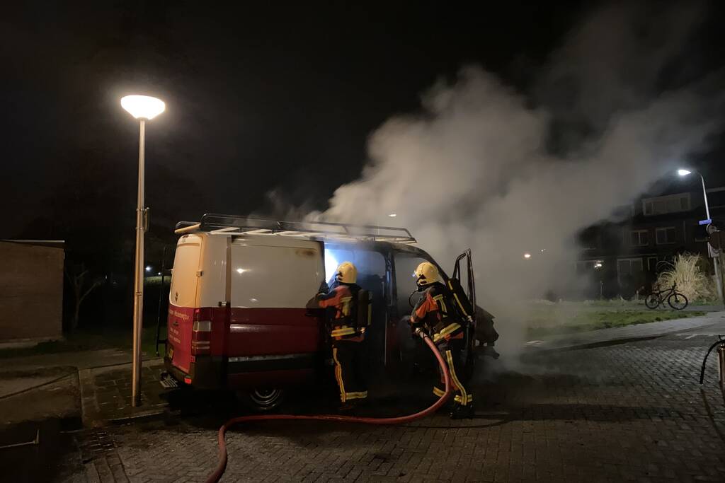 Bestelbus volledig in vlammen