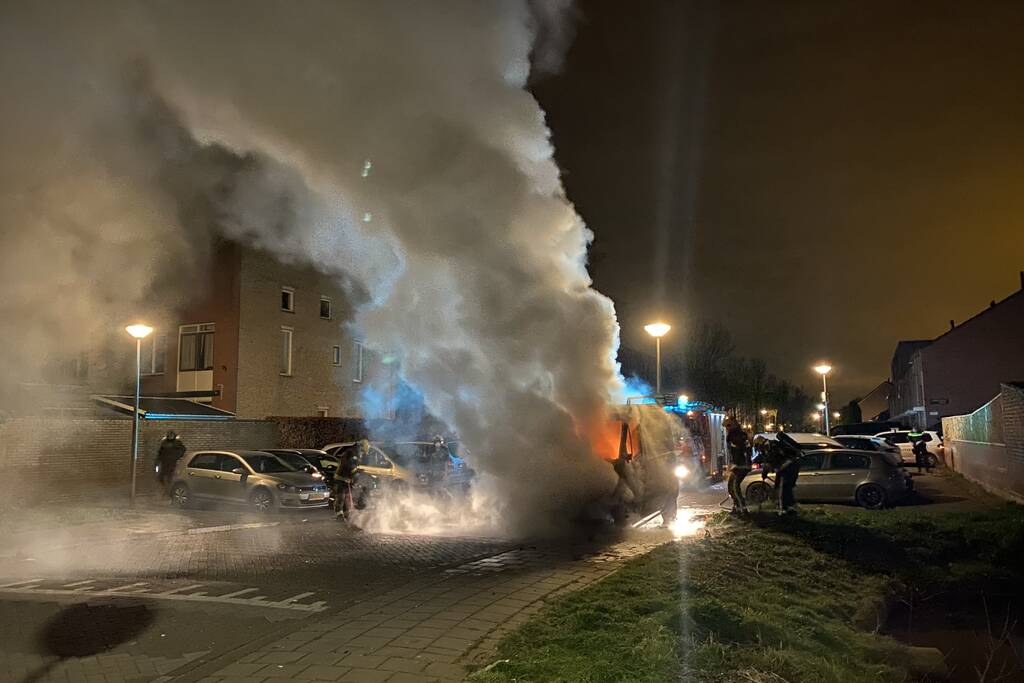 Bestelbus volledig in vlammen