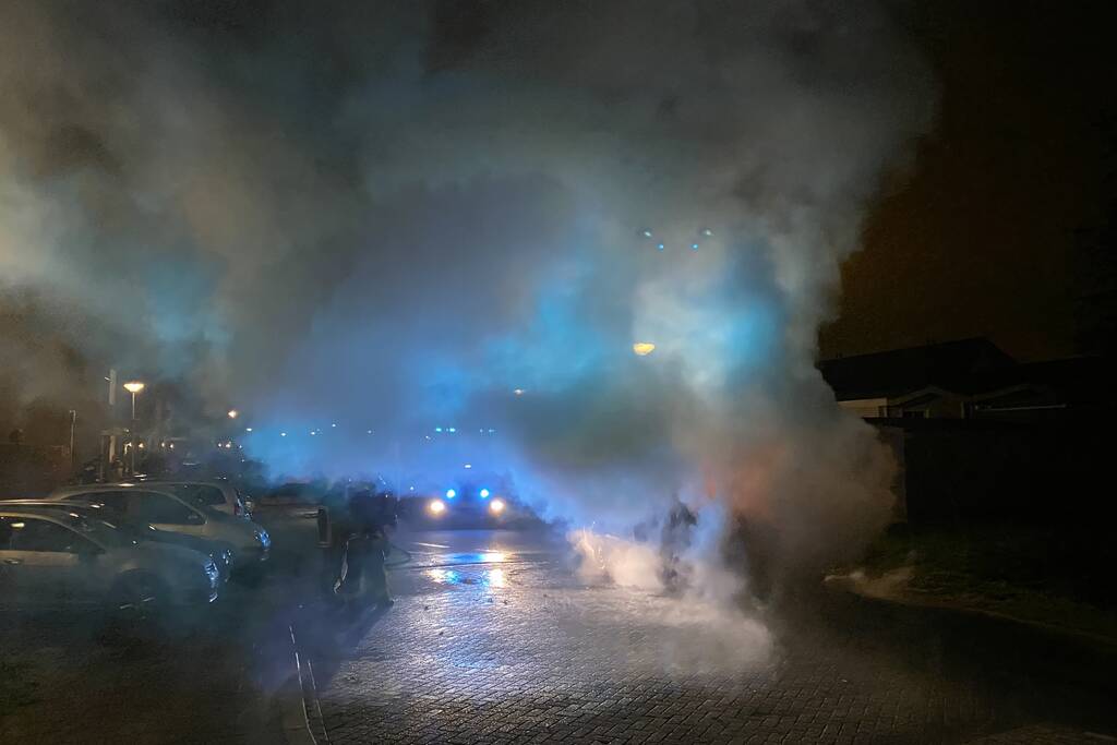 Bestelbus volledig in vlammen