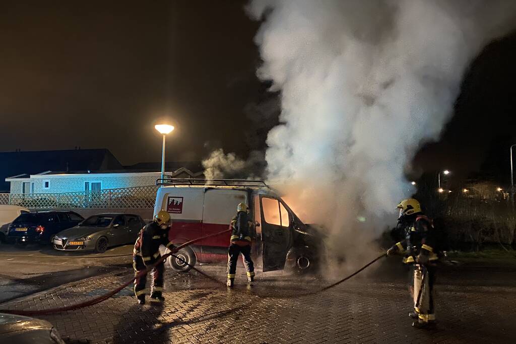 Bestelbus volledig in vlammen