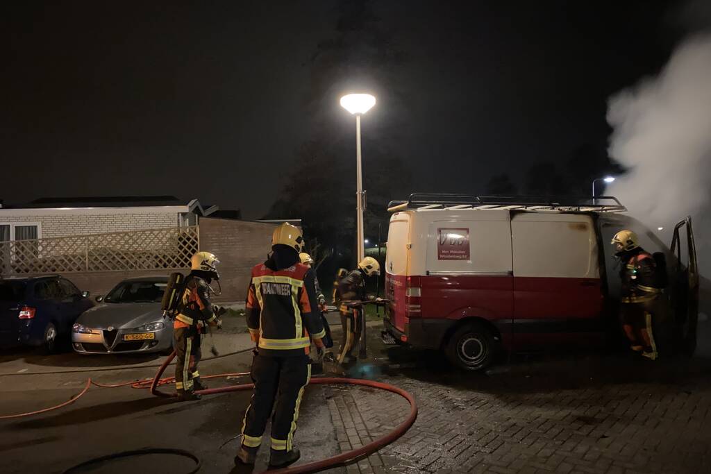 Bestelbus volledig in vlammen
