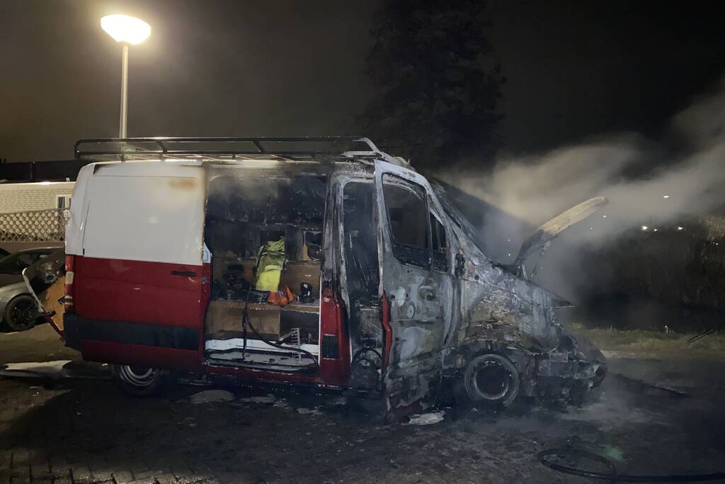 Bestelbus volledig in vlammen