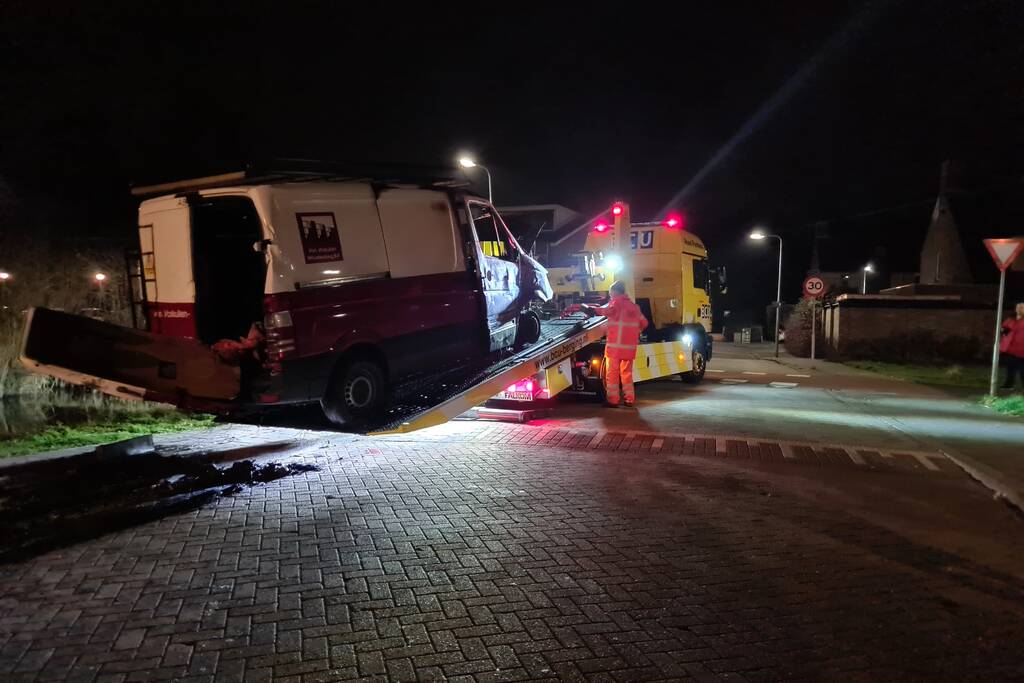 Bestelbus volledig in vlammen