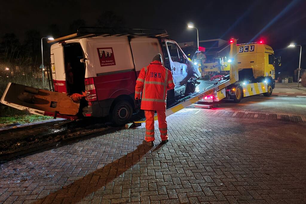 Bestelbus volledig in vlammen