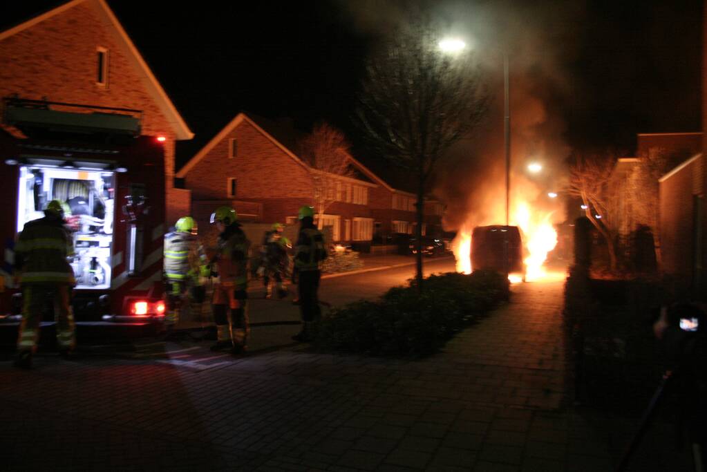 Geparkeerde bestelbus volledig in brand