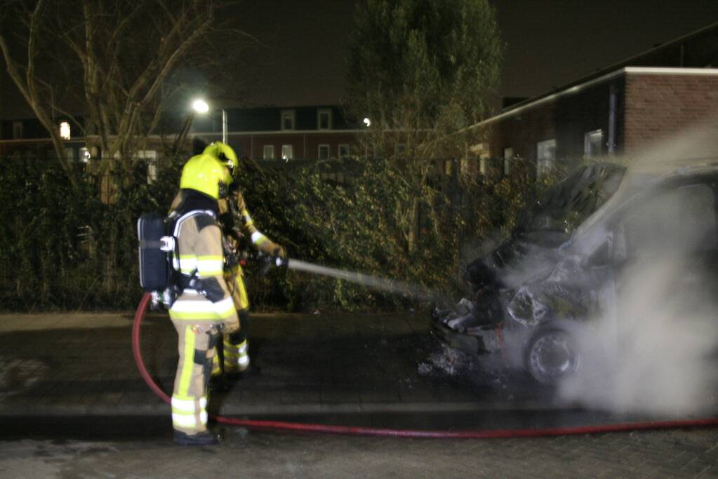 Geparkeerde bestelbus volledig in brand