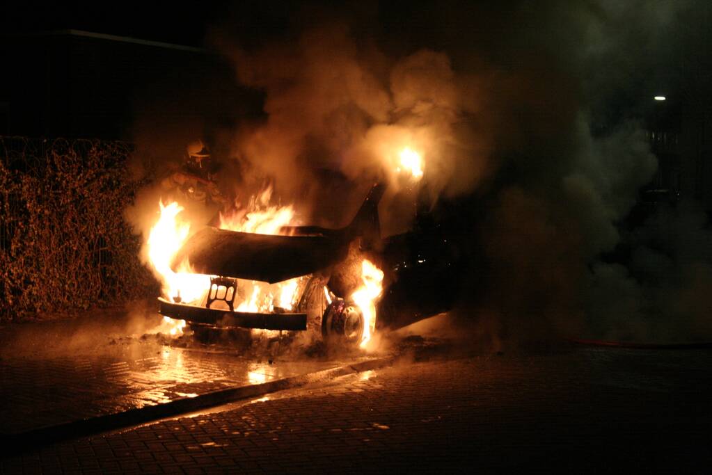 Geparkeerde bestelbus volledig in brand