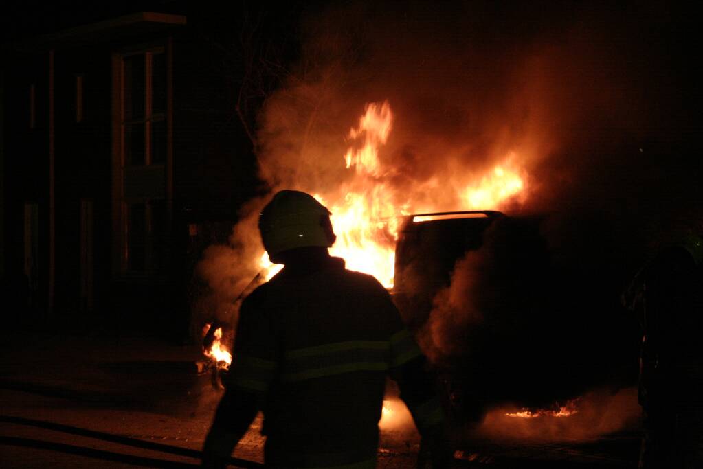 Geparkeerde bestelbus volledig in brand