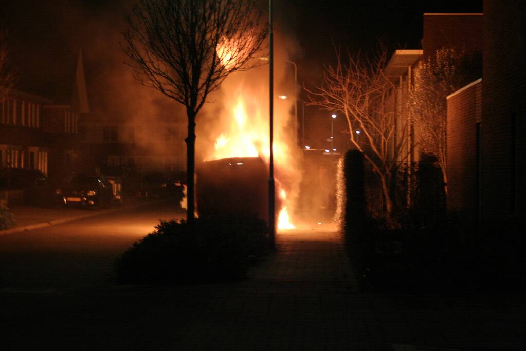 Geparkeerde bestelbus volledig in brand