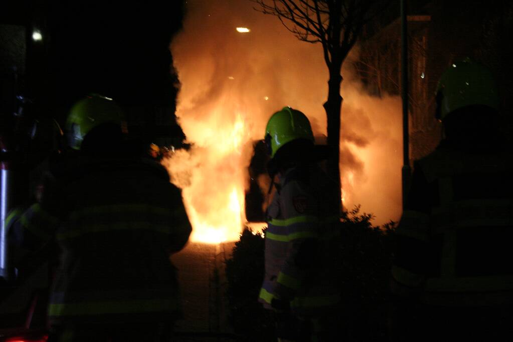 Geparkeerde bestelbus volledig in brand