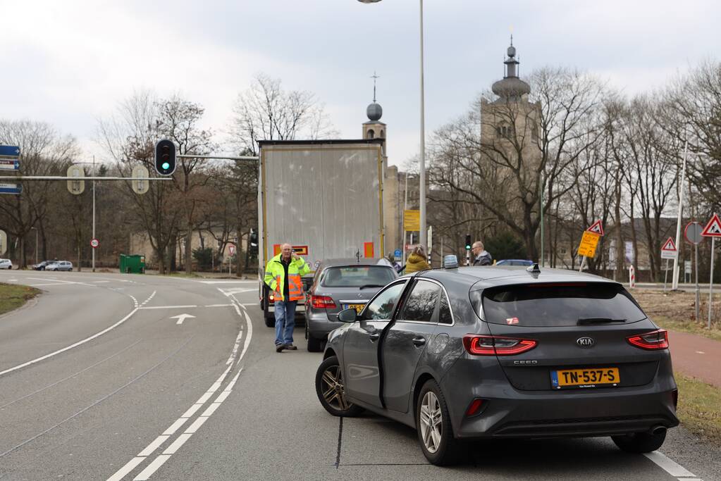 Automobilist botst achterop trailer van vrachtwagen