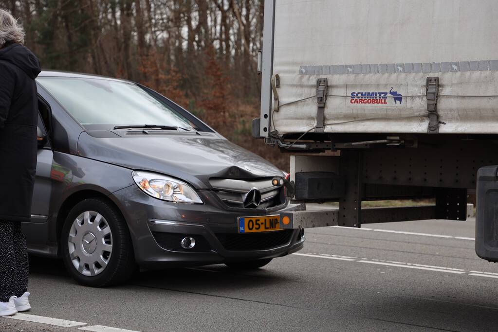 Automobilist botst achterop trailer van vrachtwagen