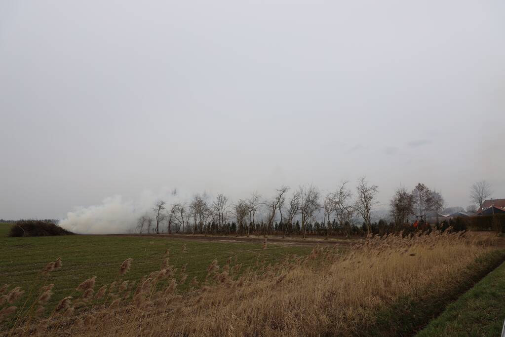 Dikke rookwolken over de snelweg
