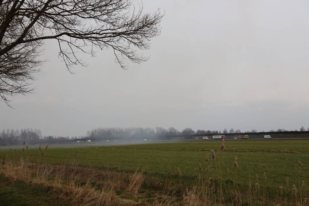 Dikke rookwolken over de snelweg