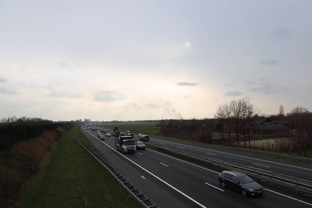 Dikke rookwolken over de snelweg