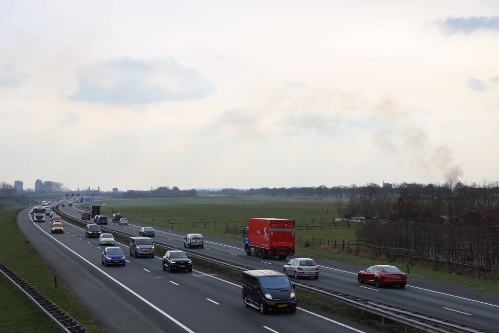 Dikke rookwolken over de snelweg