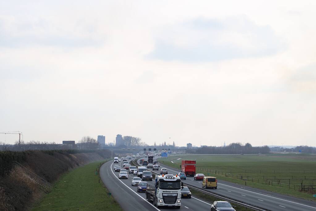 Dikke rookwolken over de snelweg