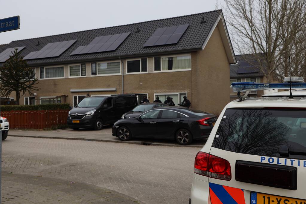 Zwaarbewapende agenten bij woning in Schuilenburg