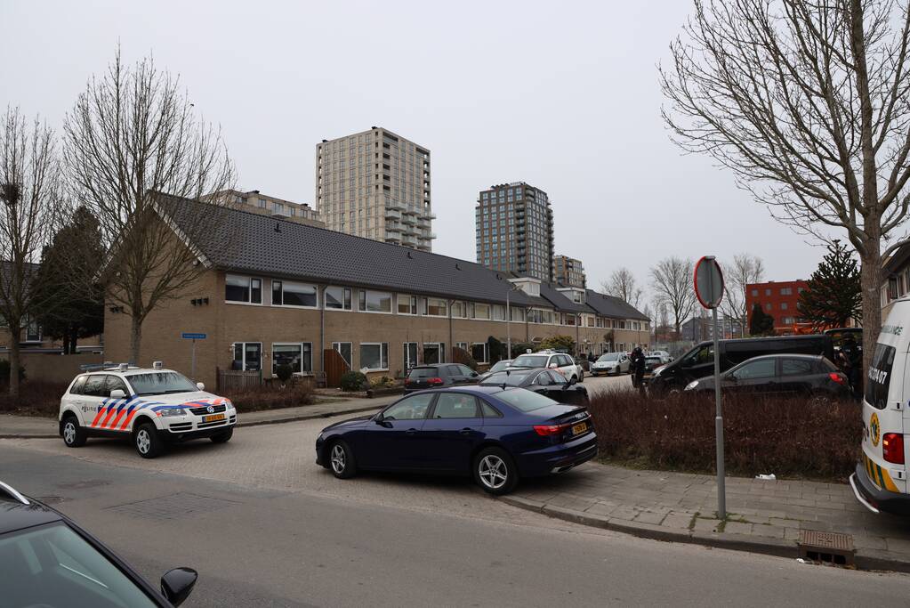 Zwaarbewapende agenten bij woning in Schuilenburg