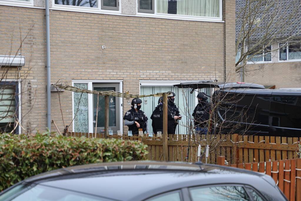 Zwaarbewapende agenten bij woning in Schuilenburg