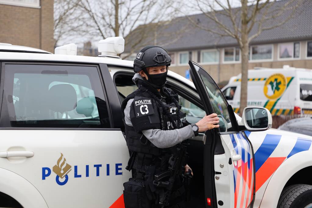 Zwaarbewapende agenten bij woning in Schuilenburg