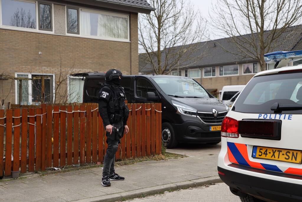 Zwaarbewapende agenten bij woning in Schuilenburg