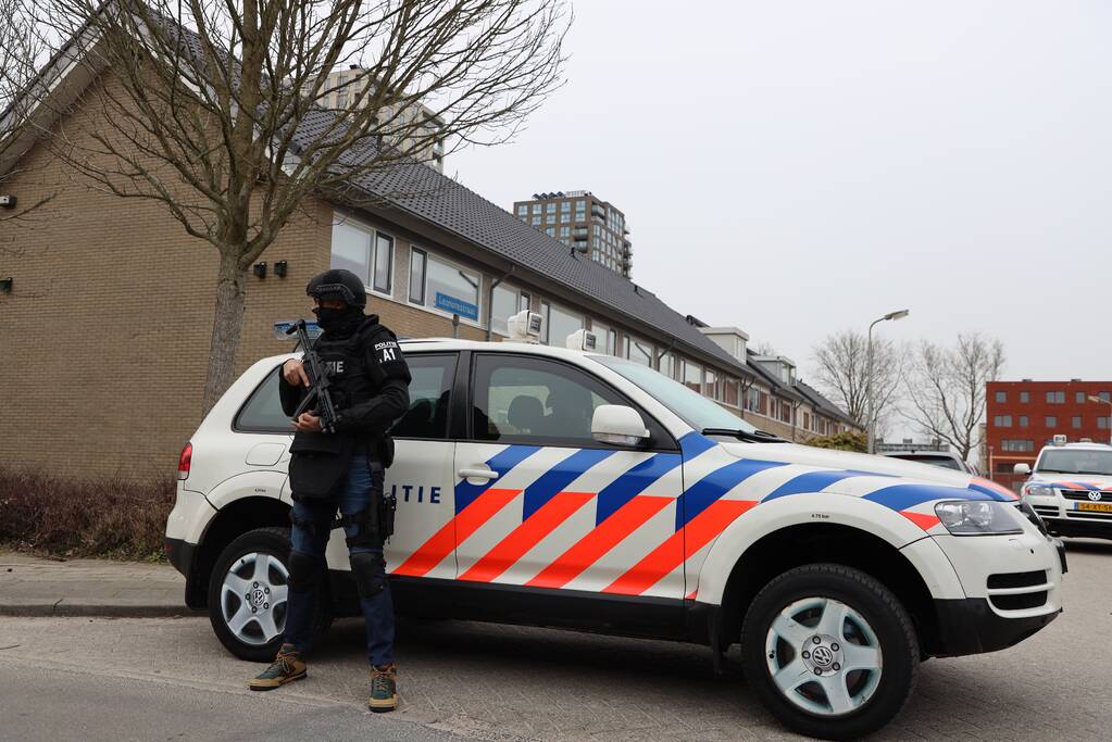 Zwaarbewapende agenten bij woning in Schuilenburg