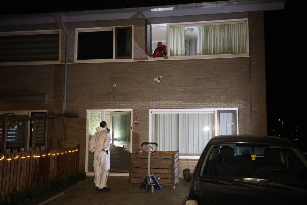 Zwaarbewapende agenten bij woning in Schuilenburg