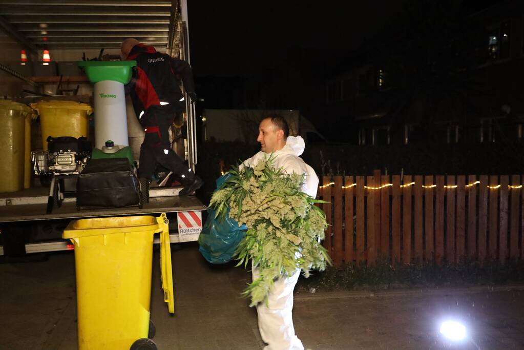 Zwaarbewapende agenten bij woning in Schuilenburg