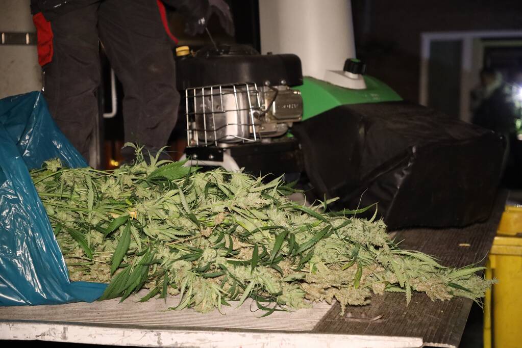 Zwaarbewapende agenten bij woning in Schuilenburg