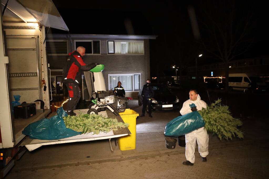 Zwaarbewapende agenten bij woning in Schuilenburg