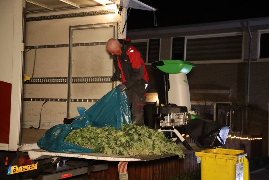 Zwaarbewapende agenten bij woning in Schuilenburg