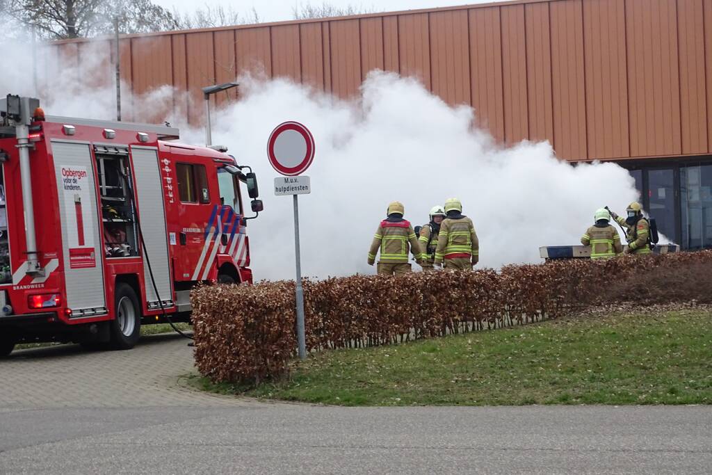 Veel rook bij brand in puincontainer