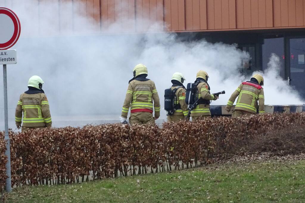 Veel rook bij brand in puincontainer