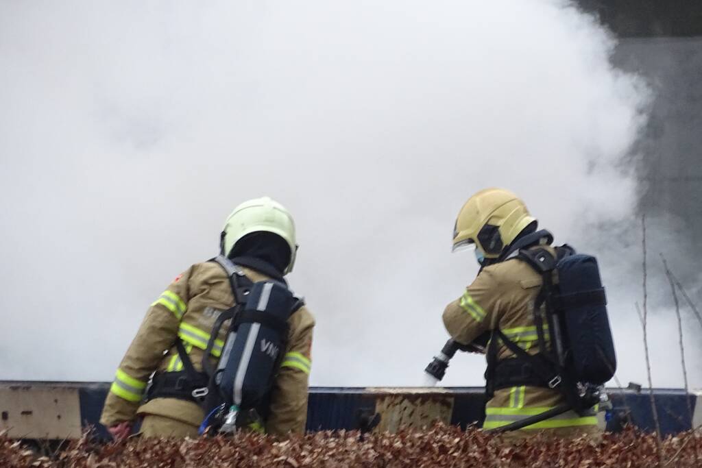 Veel rook bij brand in puincontainer
