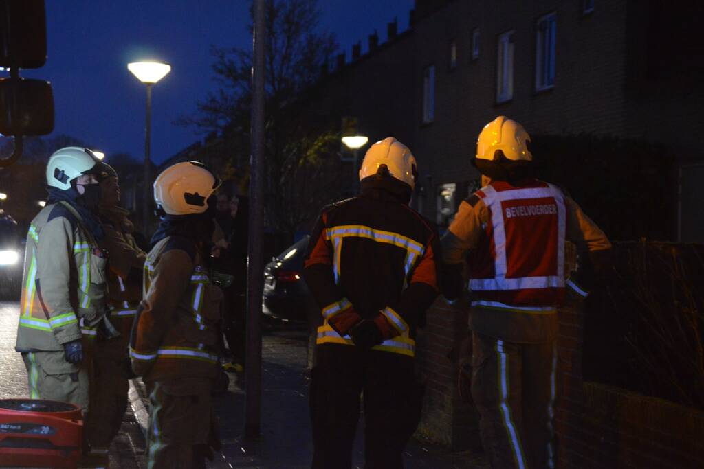 Brandweer onderzoekt vreemde lucht in woning