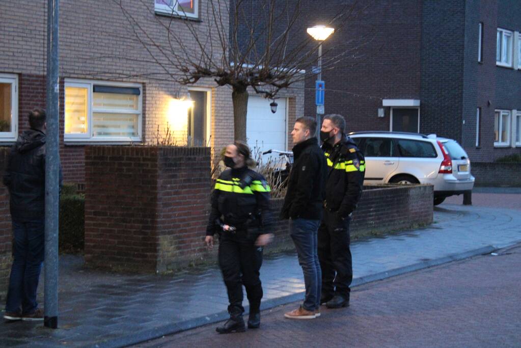 Brandweer onderzoekt vreemde lucht in woning