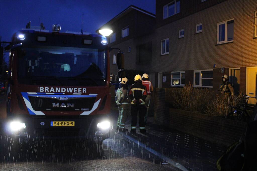 Brandweer onderzoekt vreemde lucht in woning