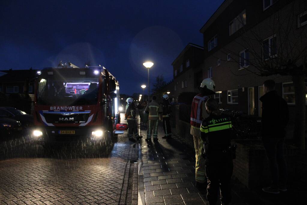 Brandweer onderzoekt vreemde lucht in woning