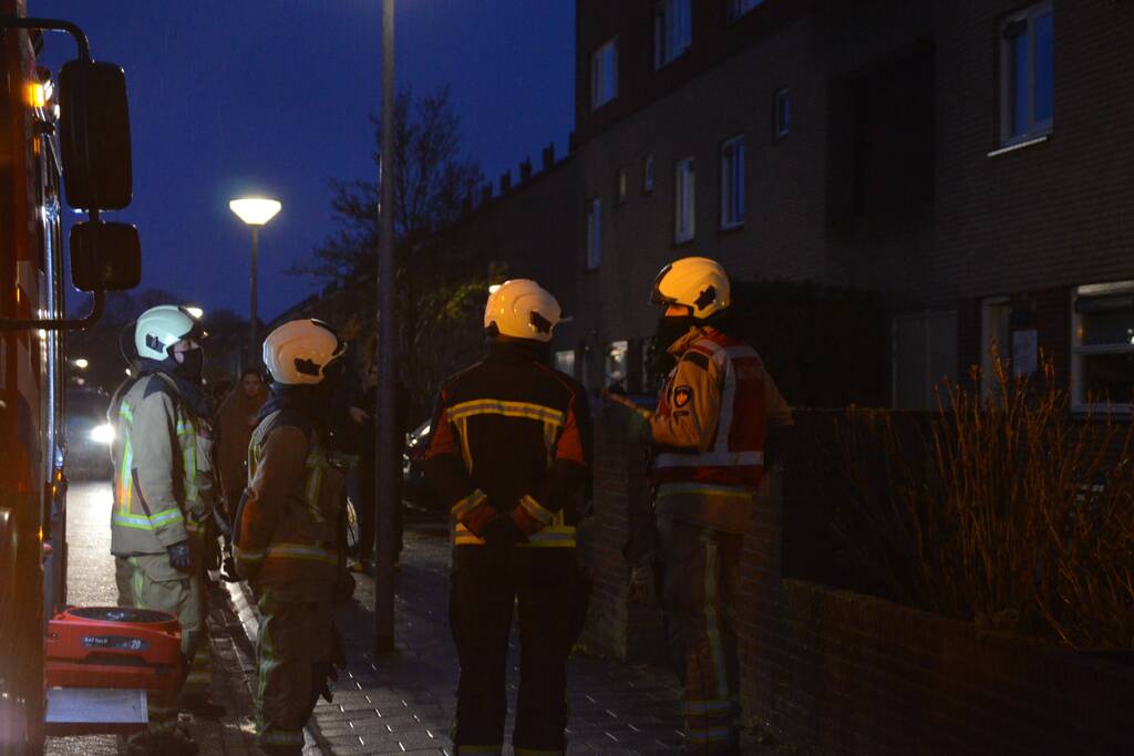 Brandweer onderzoekt vreemde lucht in woning